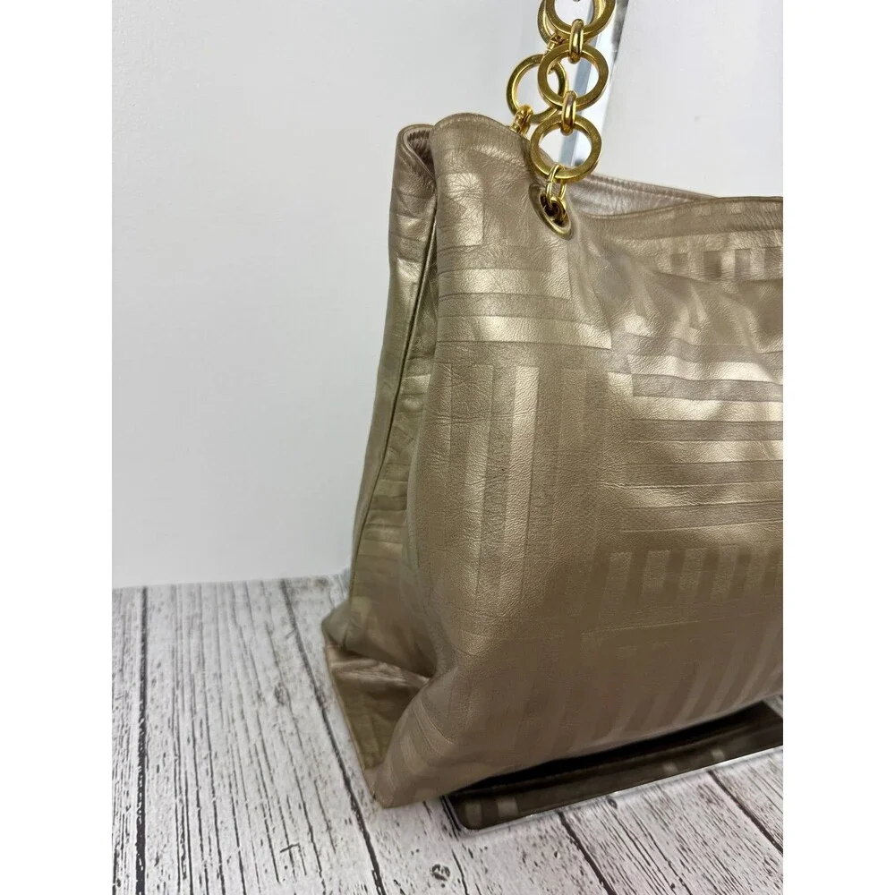 Vintage High Fashion Canada Gold Leather Shoulder Bag w/ Gold Chain Strap – Chic